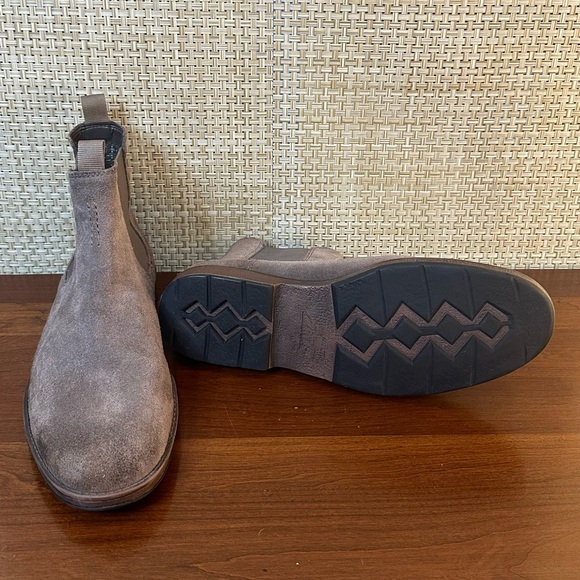 🌟HP🌟Clarks Taupe Suede Chelsea Boots Rubber Sole 10.5 - Picture 2 of 13